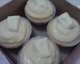 Cupcakes de baunilha com brigadeiro branco e morangos